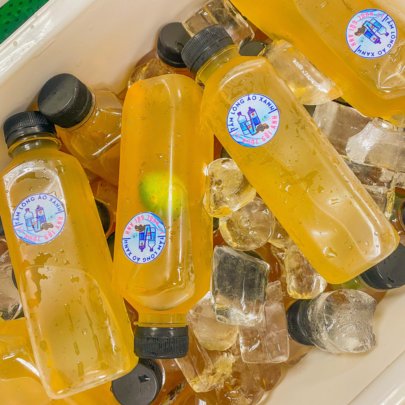 Các loại nước hoa quả như: Trà đào, trà chanh, trà quất... được các hội viên, thanh niên, giáo viên Tổng phụ trách Thủ đô tự tay pha chế theo hướng dẫn, hỗ trợ của hai thương hiệu đồ uống được giới trẻ Thủ đô ưa thích: Trà chanh Laca và Kadi Cafe; được Câu lạc bộ xe bán tải địa hình Việt Nam (PVCclub - CLB trực thuộc Hội LHTN Thành phố) vận chuyển miễn phí đến tận tay các chiến sỹ.