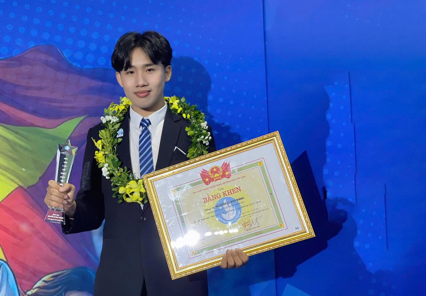 Nam sinh trường ĐH Xây dựng Miền Tây (Vĩnh Long), với dấu ấn rực rỡ cùng danh hiệu ‘Sinh viên 5 tốt’ cấp Trung ương. Ảnh: NVCC Nam sinh trường ĐH Xây dựng Miền Tây (Vĩnh Long), với dấu ấn rực rỡ cùng danh hiệu ‘Sinh viên 5 tốt’ cấp Trung ương. Ảnh: NVCC