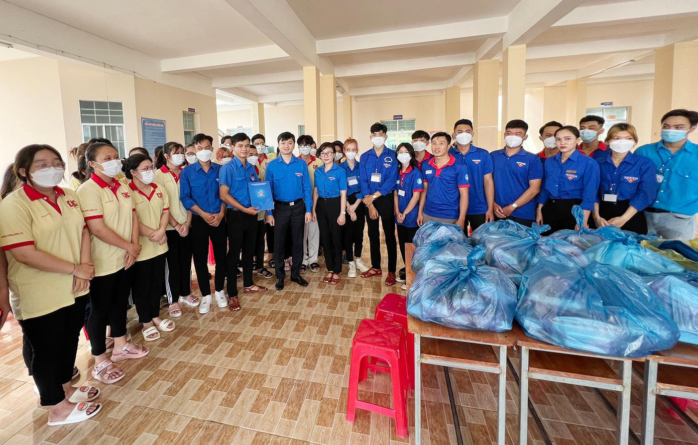 Đến thăm và tặng quà các đội hình "Tiếp sức mùa thi" tại Cà Mau, anh Nguyễn Minh Triết, Bí thư T.Ư Đoàn, Chủ tịch T.Ư Hội Sinh viên Việt Nam, biểu dương tinh thần của các tình nguyện viên. Đến thăm và tặng quà các đội hình "Tiếp sức mùa thi" tại Cà Mau, anh Nguyễn Minh Triết, Bí thư T.Ư Đoàn, Chủ tịch T.Ư Hội Sinh viên Việt Nam, biểu dương tinh thần của các tình nguyện viên.