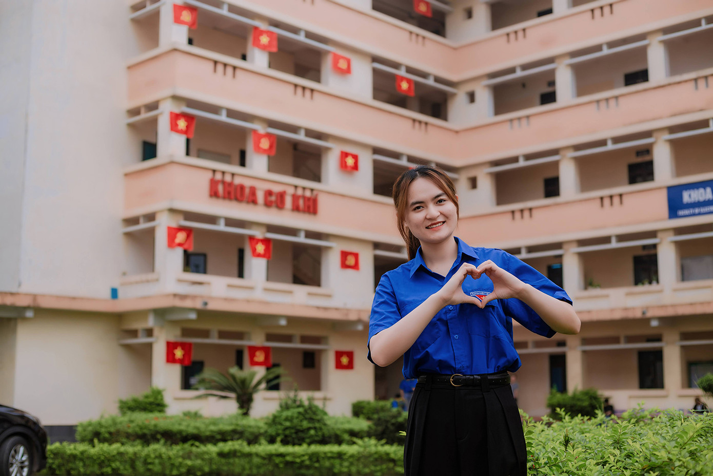 Sinh viên hào hứng check-in với lá cờ đỏ sao vàng. Sinh viên hào hứng check-in với lá cờ đỏ sao vàng.