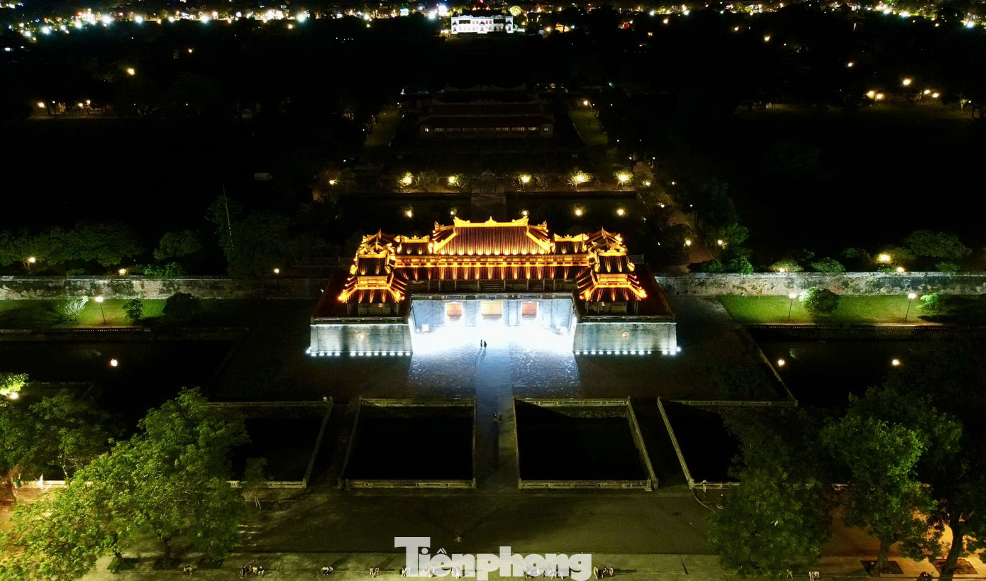 Không khí tại thành phố Huế những ngày qua trở nên sôi động. Dọc các tuyến đường trung tâm như Lê Lợi, Trần Hưng Đạo, Hùng Vương pano, banner về cuộc thi được treo dày đặc. Khu vực sân khấu thường xuyên thu hút hàng trăm lượt người dân đến theo dõi các buổi tập.