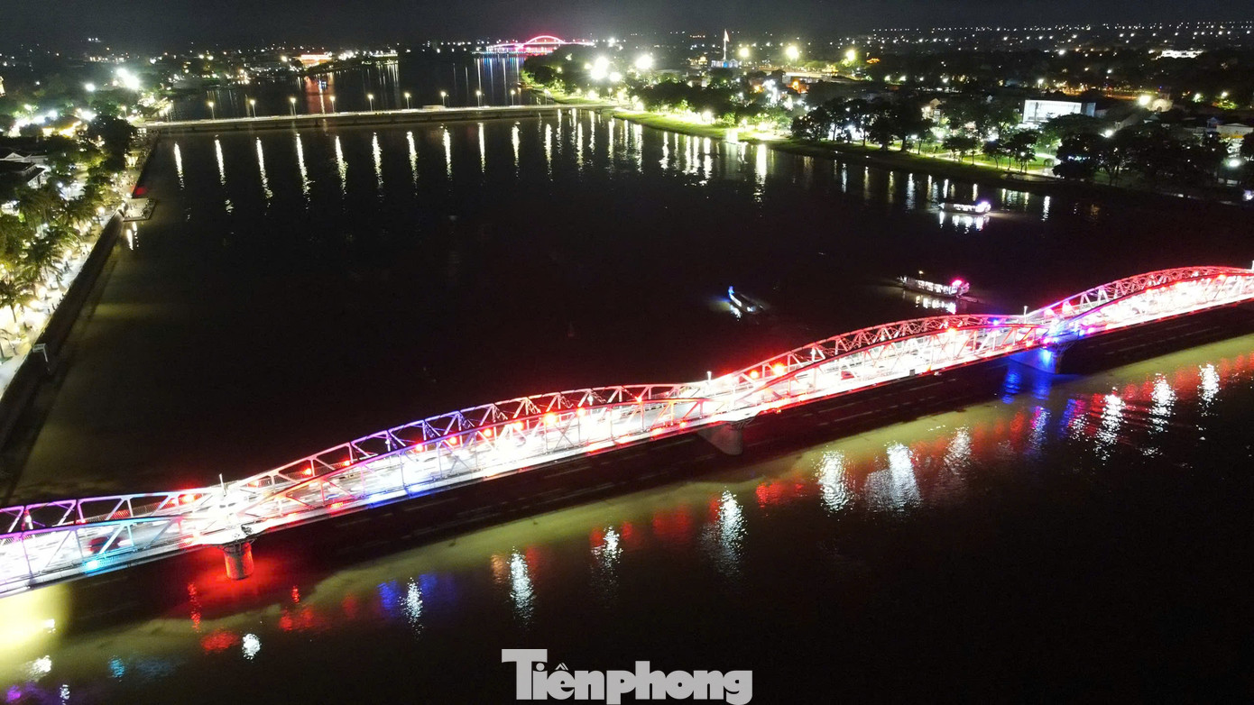 Không khí tại thành phố Huế những ngày qua trở nên sôi động. Dọc các tuyến đường trung tâm như Lê Lợi, Trần Hưng Đạo, Hùng Vương pano, banner về cuộc thi được treo dày đặc. Khu vực sân khấu thường xuyên thu hút hàng trăm lượt người dân đến theo dõi các buổi tập.