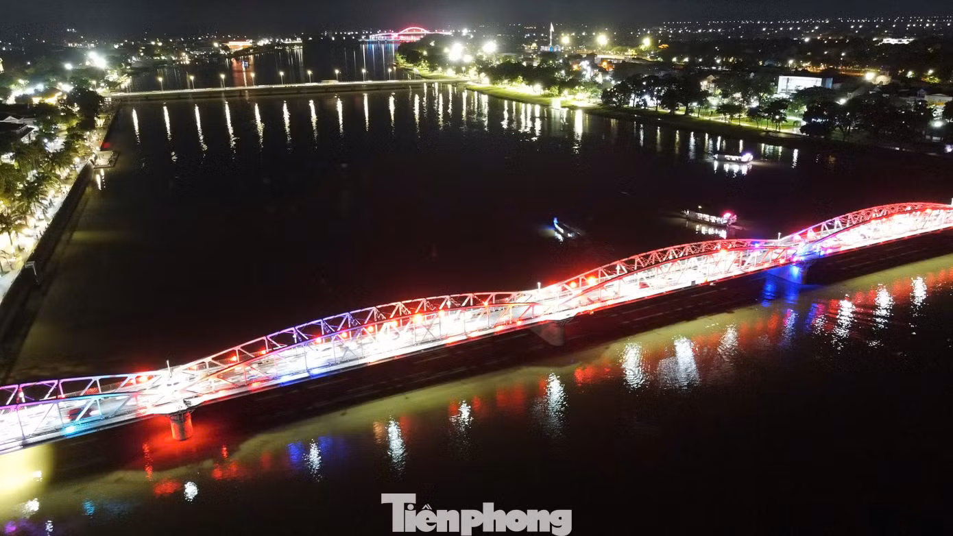 Không khí tại thành phố Huế những ngày qua trở nên sôi động. Dọc các tuyến đường trung tâm như Lê Lợi, Trần Hưng Đạo, Hùng Vương pano, banner về cuộc thi được treo dày đặc. Khu vực sân khấu thường xuyên thu hút hàng trăm lượt người dân đến theo dõi các buổi tập.