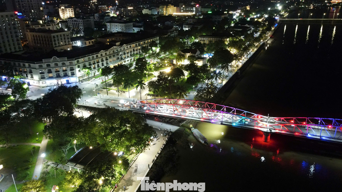 Không khí tại thành phố Huế những ngày qua trở nên sôi động. Dọc các tuyến đường trung tâm như Lê Lợi, Trần Hưng Đạo, Hùng Vương pano, banner về cuộc thi được treo dày đặc. Khu vực sân khấu thường xuyên thu hút hàng trăm lượt người dân đến theo dõi các buổi tập.