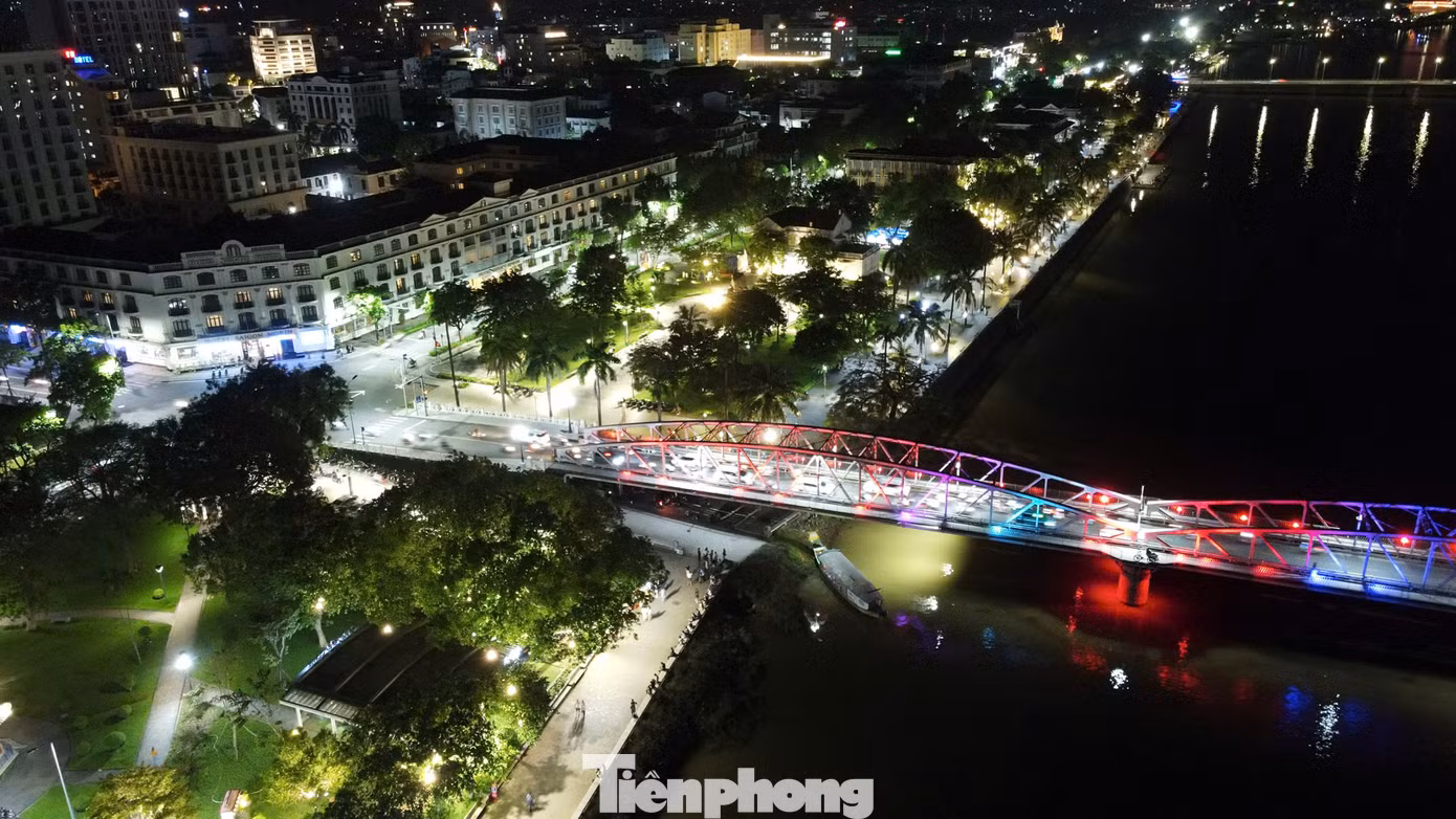 Không khí tại thành phố Huế những ngày qua trở nên sôi động. Dọc các tuyến đường trung tâm như Lê Lợi, Trần Hưng Đạo, Hùng Vương pano, banner về cuộc thi được treo dày đặc. Khu vực sân khấu thường xuyên thu hút hàng trăm lượt người dân đến theo dõi các buổi tập.