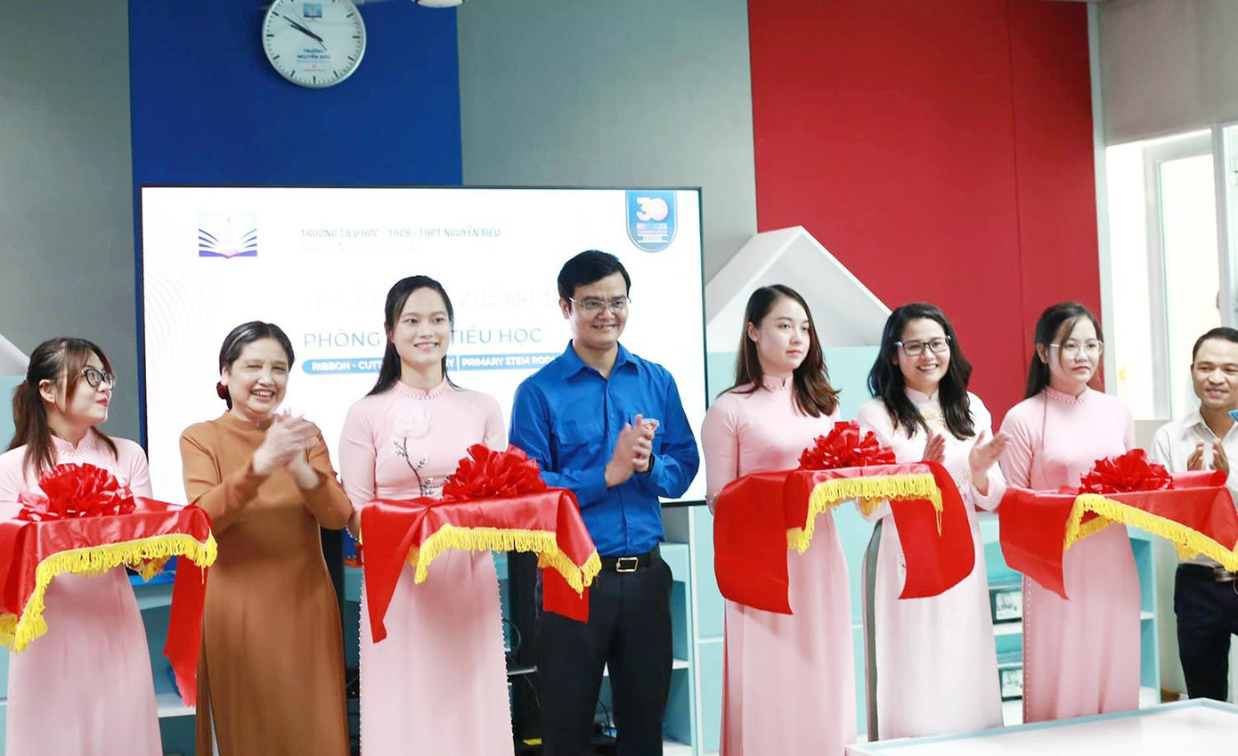 Bí thư thứ nhất T.Ư Đoàn Bùi Quang Huy cắt băng khánh thành phòng STEM tại trường Tiểu học Nguyễn Siêu (Hà Nội). Bí thư thứ nhất T.Ư Đoàn Bùi Quang Huy cắt băng khánh thành phòng STEM tại trường Tiểu học Nguyễn Siêu (Hà Nội).