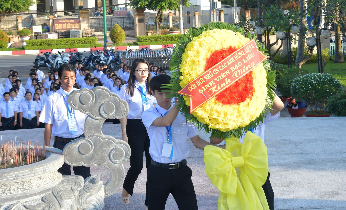 Trước đó, đoàn Đại biểu Đại hội Hội Sinh viên tỉnh Bạc Liêu đã đến dâng hương các Anh hùng liệt sĩ tỉnh. Trước đó, đoàn Đại biểu Đại hội Hội Sinh viên tỉnh Bạc Liêu đã đến dâng hương các Anh hùng liệt sĩ tỉnh.