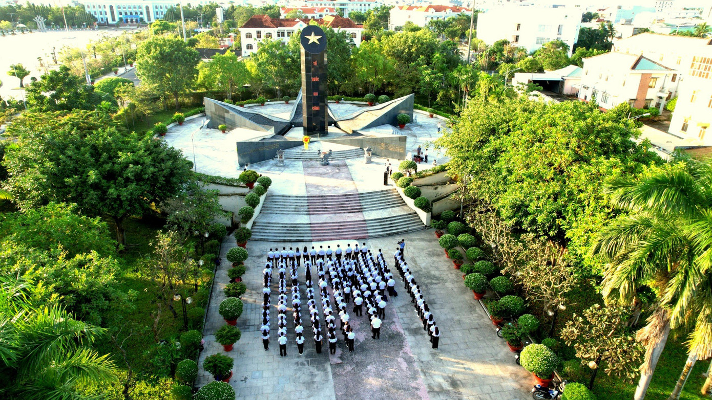 Trước đó, đoàn Đại biểu Đại hội Hội Sinh viên tỉnh Bạc Liêu đã đến dâng hương các Anh hùng liệt sĩ tỉnh. Trước đó, đoàn Đại biểu Đại hội Hội Sinh viên tỉnh Bạc Liêu đã đến dâng hương các Anh hùng liệt sĩ tỉnh.