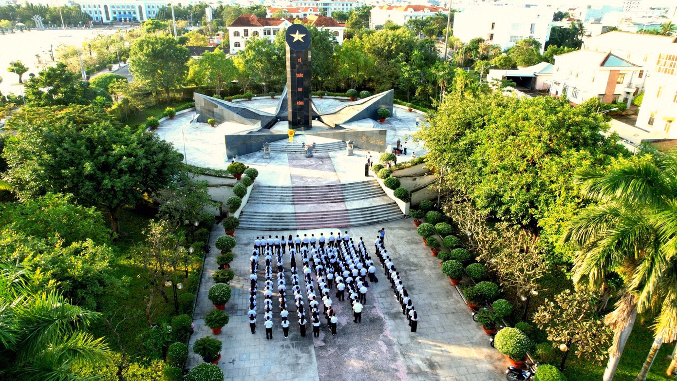 Trước đó, đoàn Đại biểu Đại hội Hội Sinh viên tỉnh Bạc Liêu đã đến dâng hương các Anh hùng liệt sĩ tỉnh.
