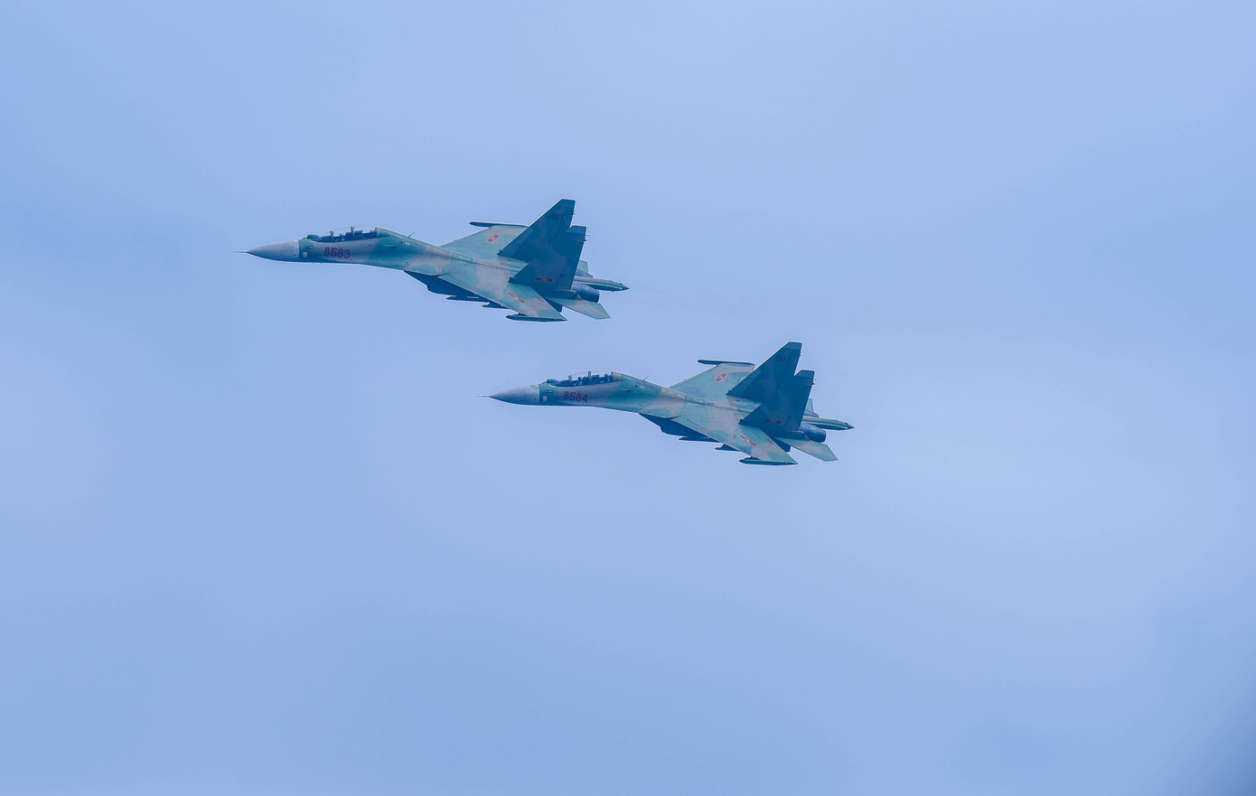 Đây được coi là lần đầu tiên người dân Hà Nội được chứng kiến tận mắt những chiếc máy bay chiến đấu hiện đại nhất của lực lượng không quân là SU-30MK2, bay lượn trên bầu trời. Đây được coi là lần đầu tiên người dân Hà Nội được chứng kiến tận mắt những chiếc máy bay chiến đấu hiện đại nhất của lực lượng không quân là SU-30MK2, bay lượn trên bầu trời.