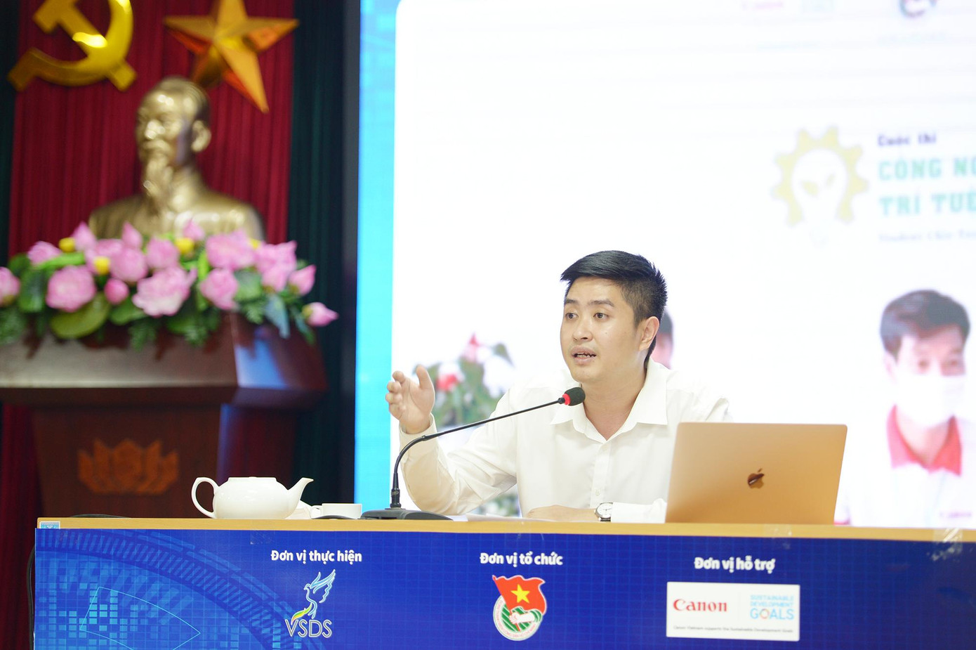 Anh Lâm Tùng, Giám đốc Trung tâm Hỗ trợ Phát triển Sinh viên Việt Nam trao đổi với phóng viên, báo chí tại chương trình.