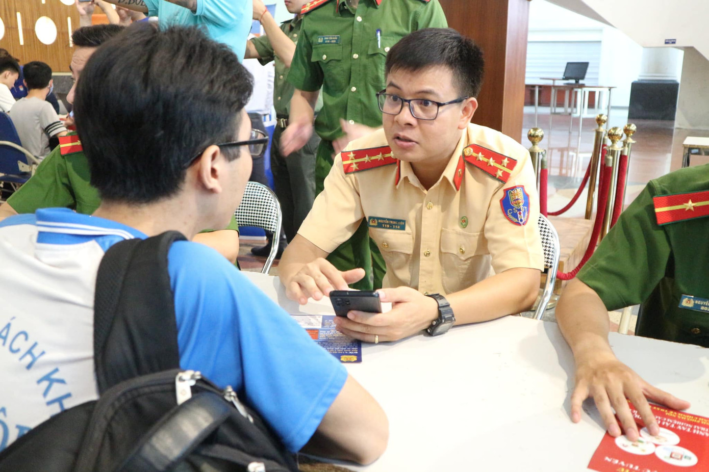 Các chiến sĩ công an hỗ trợ đoàn viên, sinh viên kích hoạt định danh điện tử mức 2.