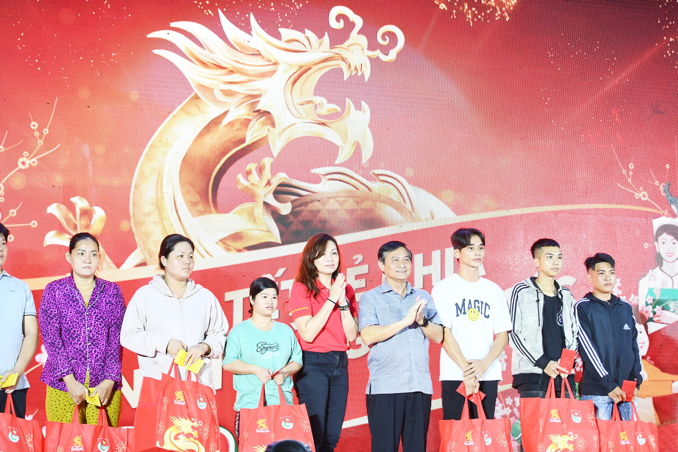 Đại diện Ban Tổ chức chương trình trao quà cho các đối tượng.