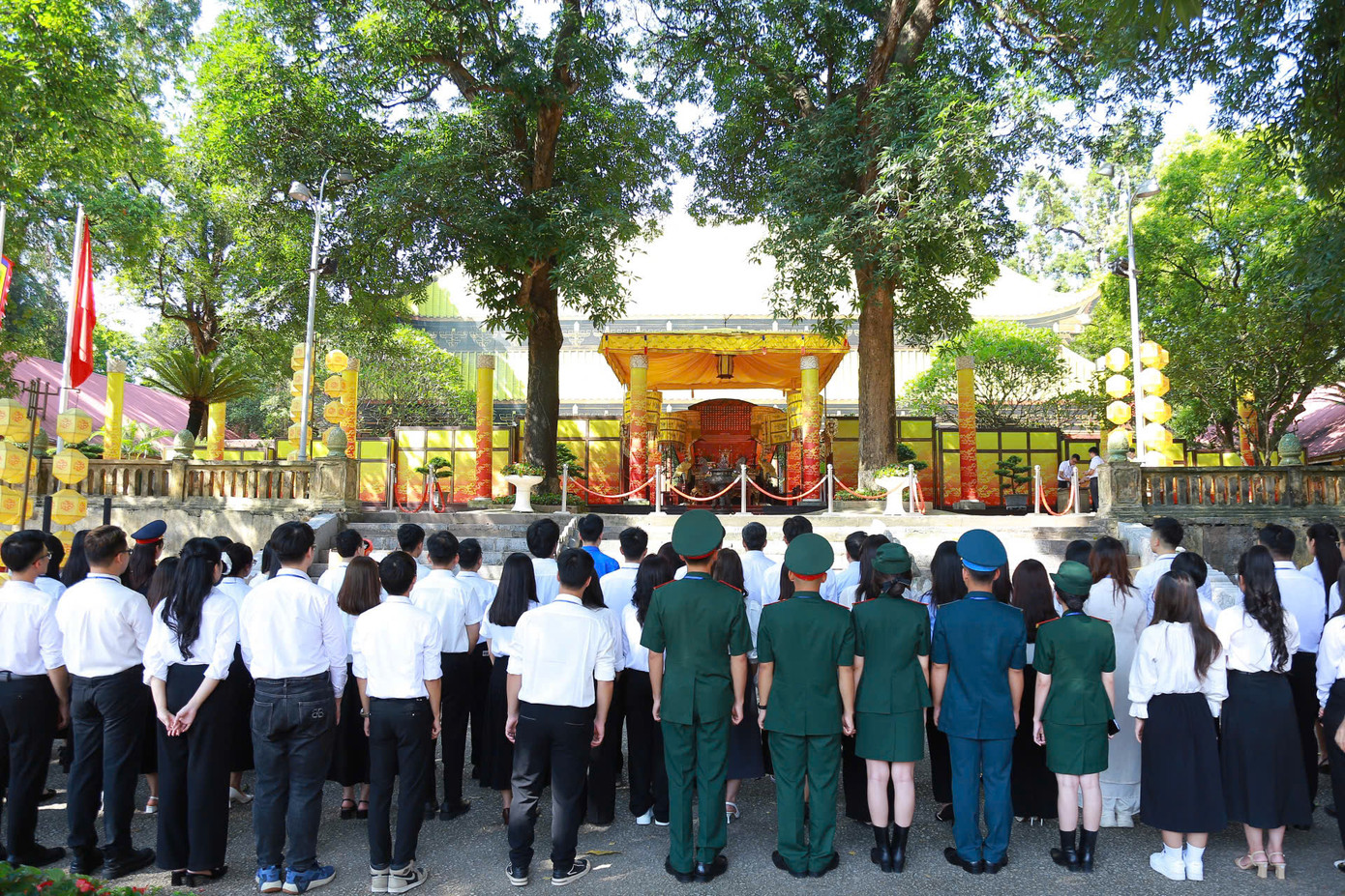 Trong khuôn khổ chương trình Lễ tuyên dương, trong chiều ngày 2/10, 100 thủ khoa xuất sắc đã tham dự Lễ dâng hương và báo công tại Điện Kính Thiên, Khu di tích Hoàng thành Thăng Long.