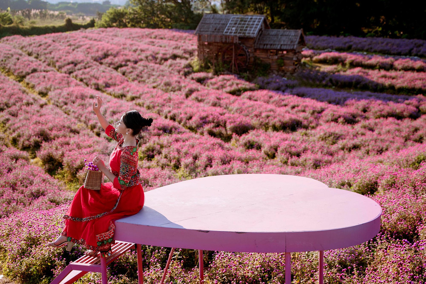 Cô gái sinh năm 1996 có sở thích chụp ảnh, đi du lịch, chơi những trò chơi mạo hiểm và học tiếng nước ngoài. Phương Thanh sở hữu vóc dáng lý tưởng. Cô có chiều cao 1m62, cân nặng 50kg, số đo ba vòng lần lượt là 86 - 65 - 97.