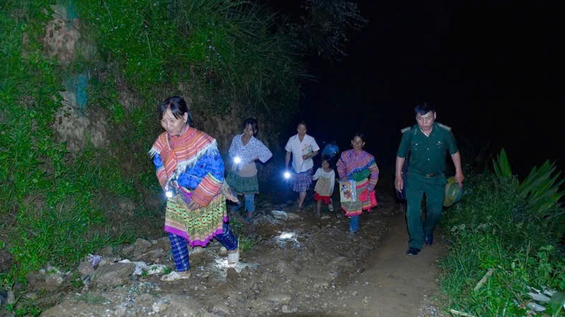 Thiếu tá Di cùng bà con lên lớp học xoá mù chữ. Thiếu tá Di cùng bà con lên lớp học xoá mù chữ.