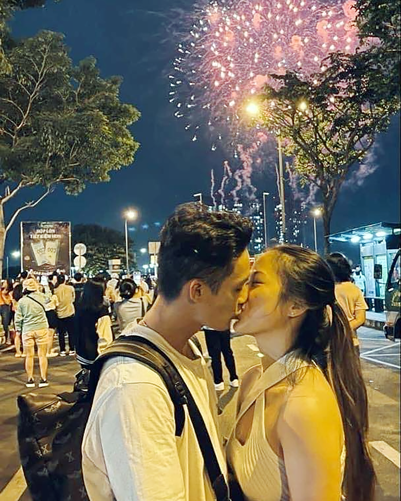 Những nụ hôn đầu tiên trước thềm Năm mới dành tặng cho nhau. Những nụ hôn đầu tiên trước thềm Năm mới dành tặng cho nhau.