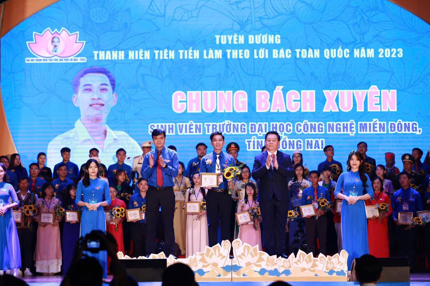 Chung Bách Xuyên được tuyên dương là Thanh niên tiên tiến làm theo lời Bác toàn quốc năm 2023. Chung Bách Xuyên được tuyên dương là Thanh niên tiên tiến làm theo lời Bác toàn quốc năm 2023.