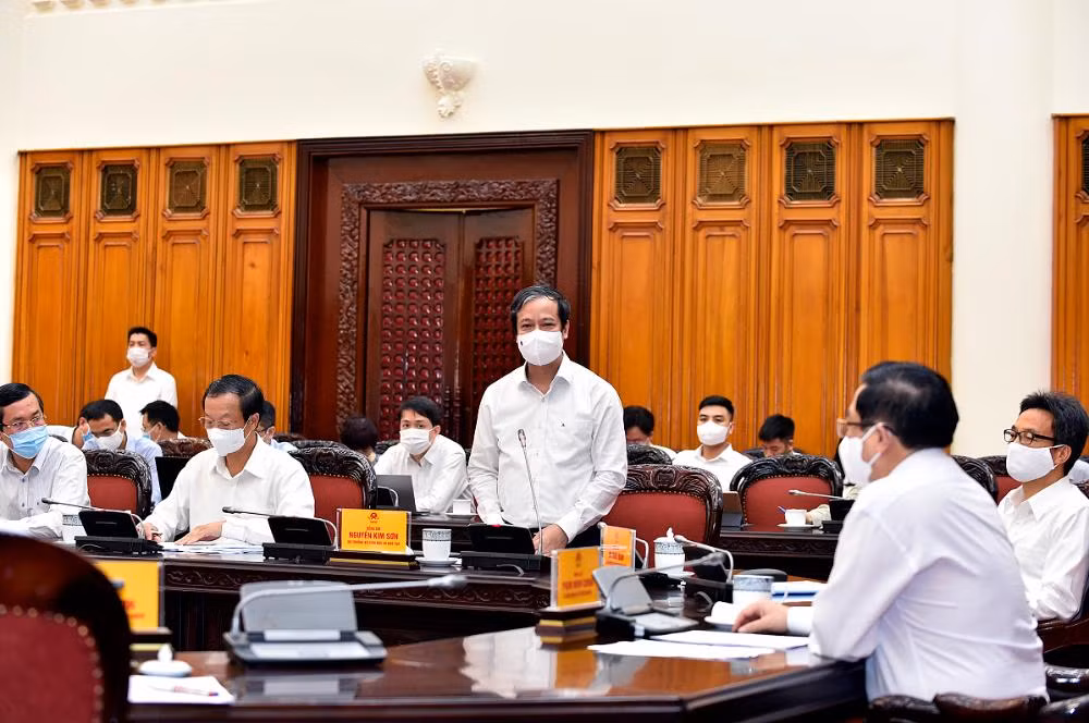Bộ trưởng Bộ GD - ĐT Nguyễn Kim Sơn báo cáo Thủ tướng Chính phủ. Ảnh VGP/Nhật Bắc Bộ trưởng Bộ GD - ĐT Nguyễn Kim Sơn báo cáo Thủ tướng Chính phủ. Ảnh VGP/Nhật Bắc