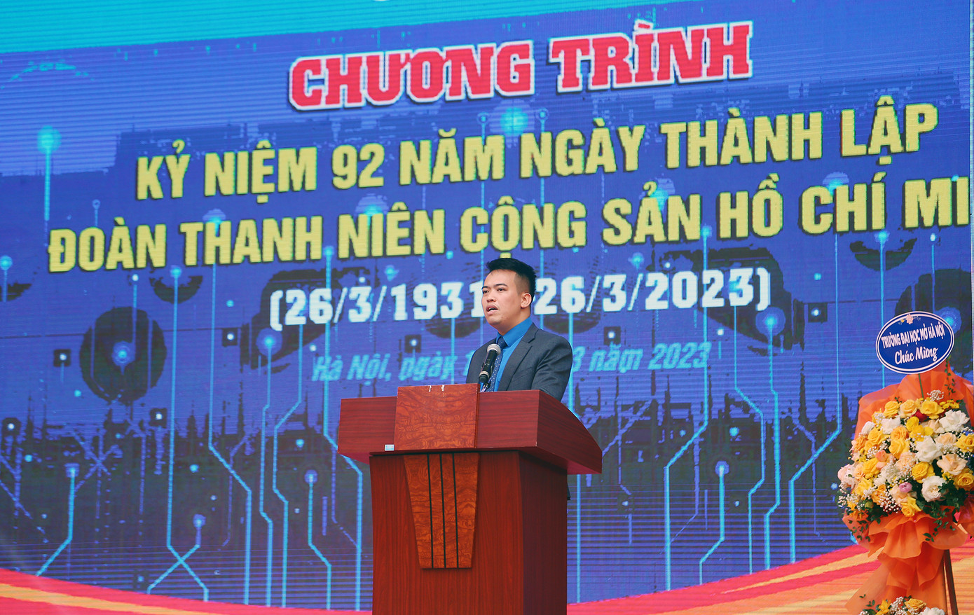 Anh Lê Mạnh Hùng - Bí thư Đoàn Thanh niên trường ĐH Mở Hà Nội phát biểu tại chương trình.