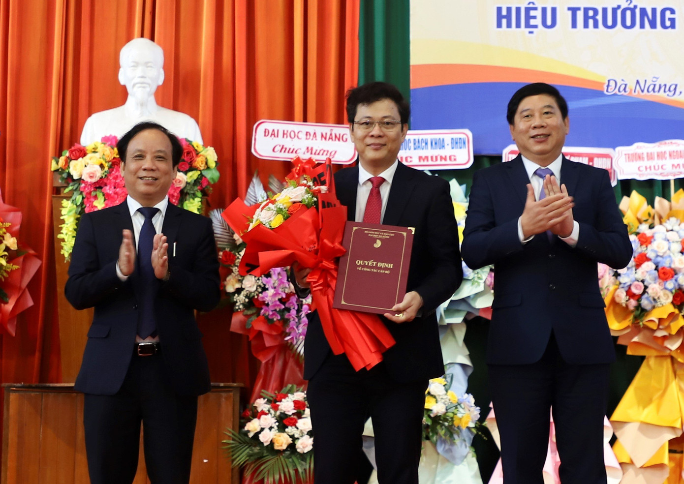 PGS. TS Nguyễn Ngọc Vũ - Giám đốc ĐH Đà Nẵng (ngoài cùng, bên trái) trao Quyết định công nhận PGS. TS Lê Văn Huy giữ chức vụ Hiệu trưởng trường ĐH Kinh tế (ĐH Đà Nẵng).