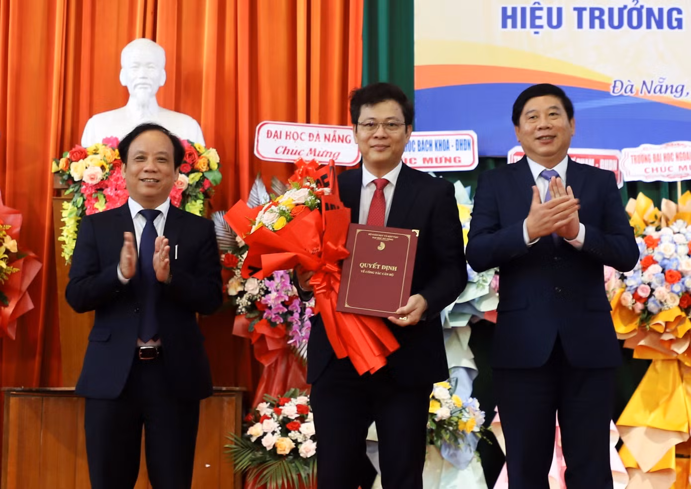 PGS. TS Nguyễn Ngọc Vũ - Giám đốc ĐH Đà Nẵng (ngoài cùng, bên trái) trao Quyết định công nhận PGS. TS Lê Văn Huy giữ chức vụ Hiệu trưởng trường ĐH Kinh tế (ĐH Đà Nẵng).
