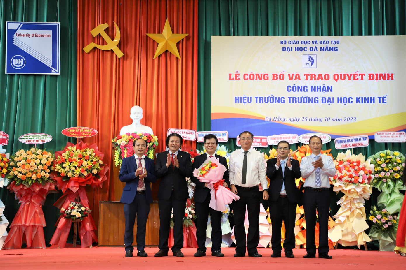 Đại diện các trường chúc mừng tân Hiệu trưởng tại buổi lễ.