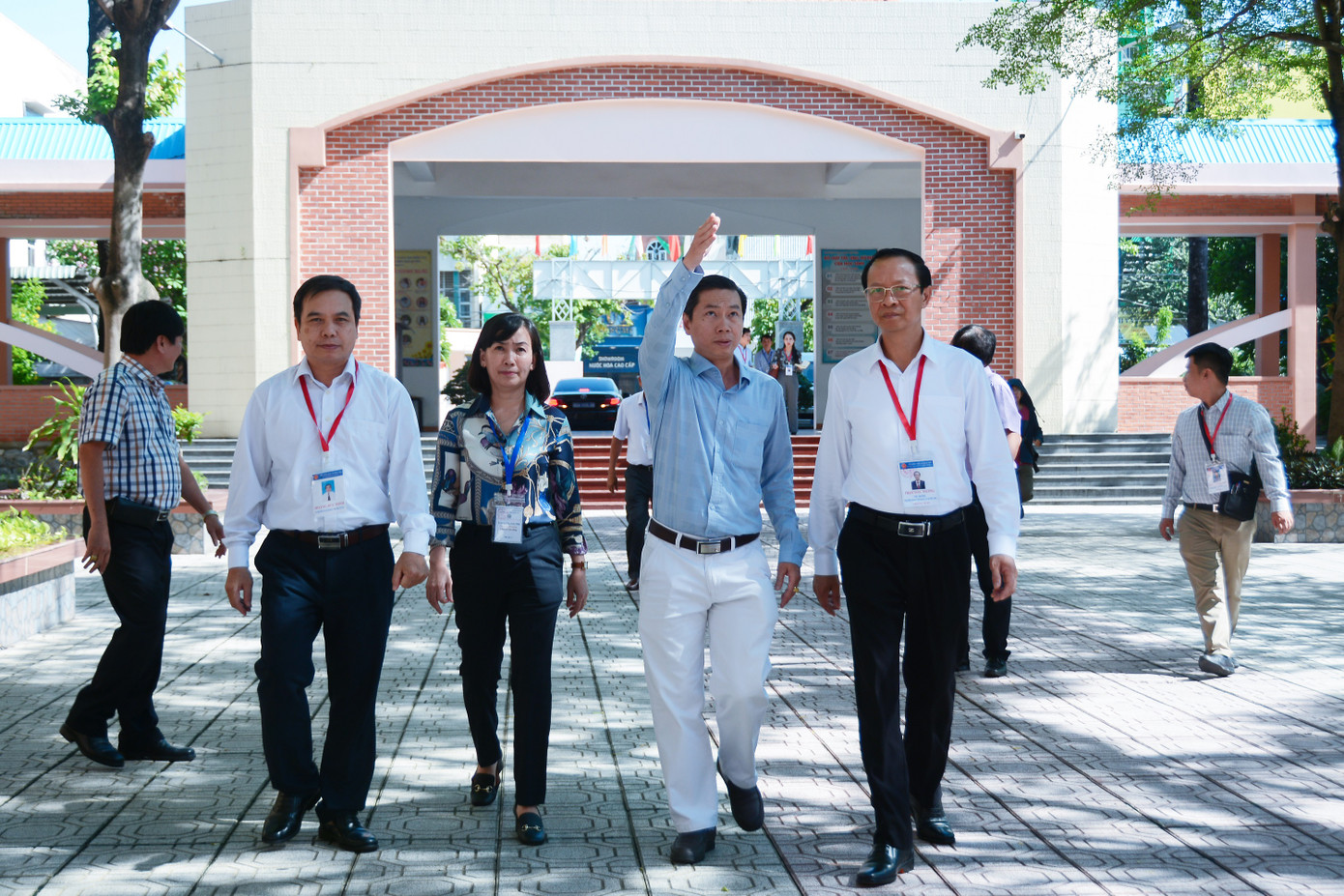 Thứ trưởng Bộ GD - ĐT Phạm Ngọc Thưởng đi kiểm tra trước kỳ thi tốt nghiệp THPT 2023.