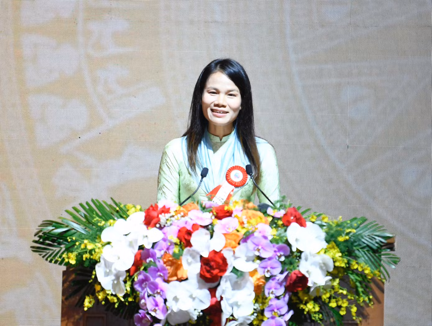 Nhà báo Nguyễn Ngân, thay mặt thế hệ nhà báo trẻ phát biểu tại Lễ kỷ niệm 100 năm ngày Báo chí Cách mạng Việt Nam. Ảnh: NHƯ Ý