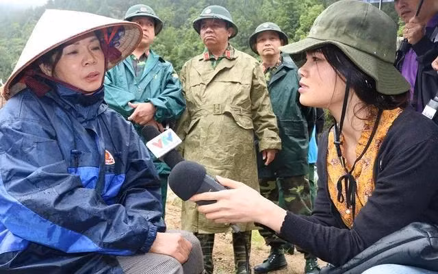 Phóng viên Nguyễn Ngân lăn xả với nghề. Ảnh: NVCC