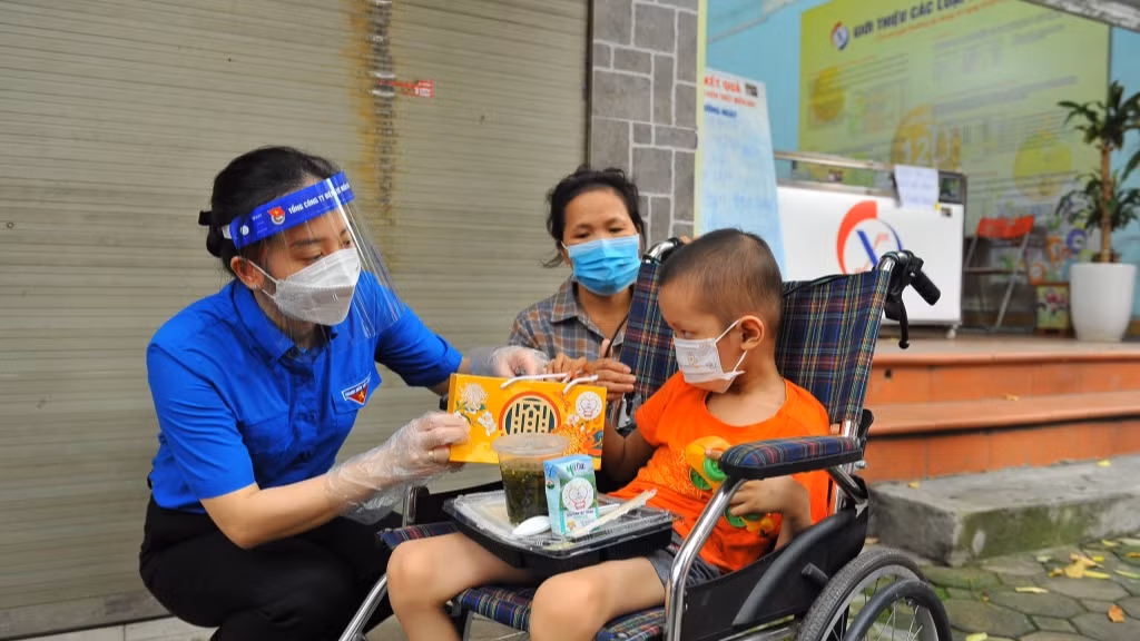 Suất cơm nghĩa tình trao tới bệnh nhi