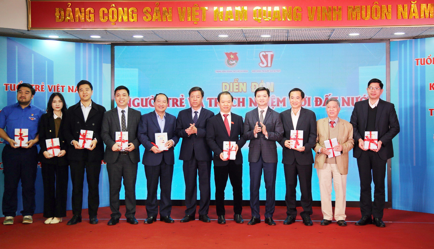 Ban Tổ chức trao tặng cuốn sách tới khách mời tham dự chương trình. Ban Tổ chức trao tặng cuốn sách tới khách mời tham dự chương trình.