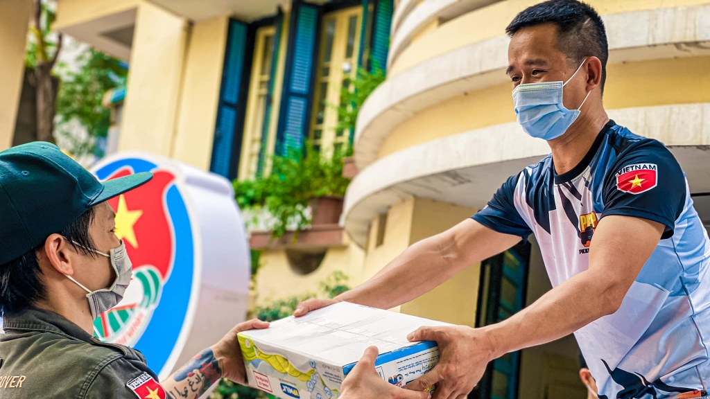 Thành viên Câu lạc bộ xe bán tải địa hình Việt Nam vận chuyển các vật phẩm tới các địa phương. Thành viên Câu lạc bộ xe bán tải địa hình Việt Nam vận chuyển các vật phẩm tới các địa phương