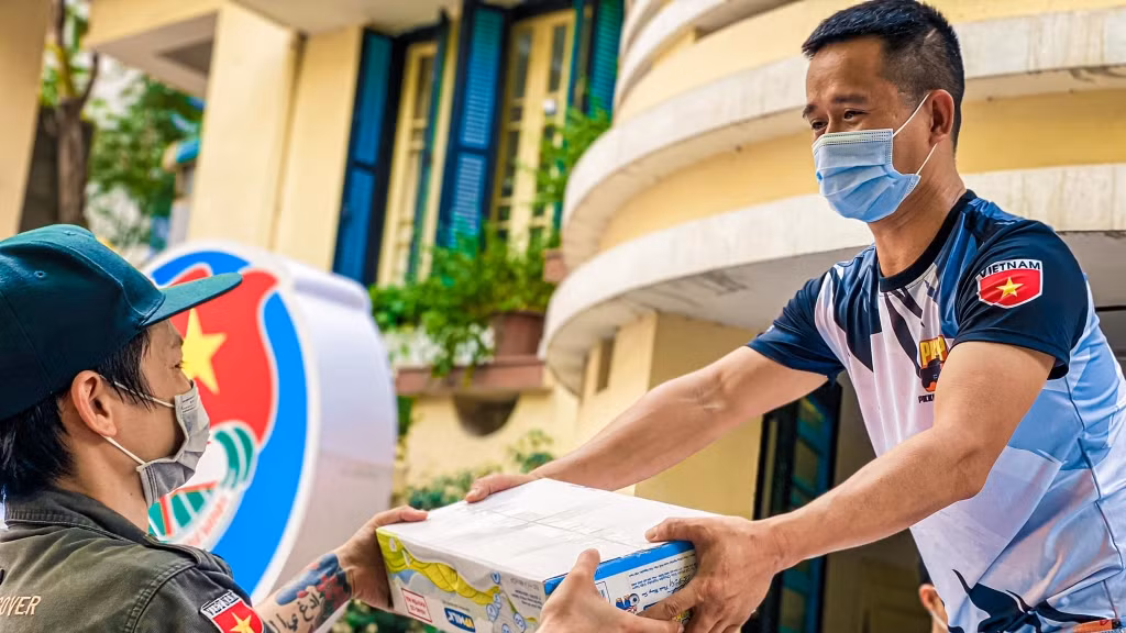 Thành viên Câu lạc bộ xe bán tải địa hình Việt Nam vận chuyển các vật phẩm tới các địa phương. Thành viên Câu lạc bộ xe bán tải địa hình Việt Nam vận chuyển các vật phẩm tới các địa phương