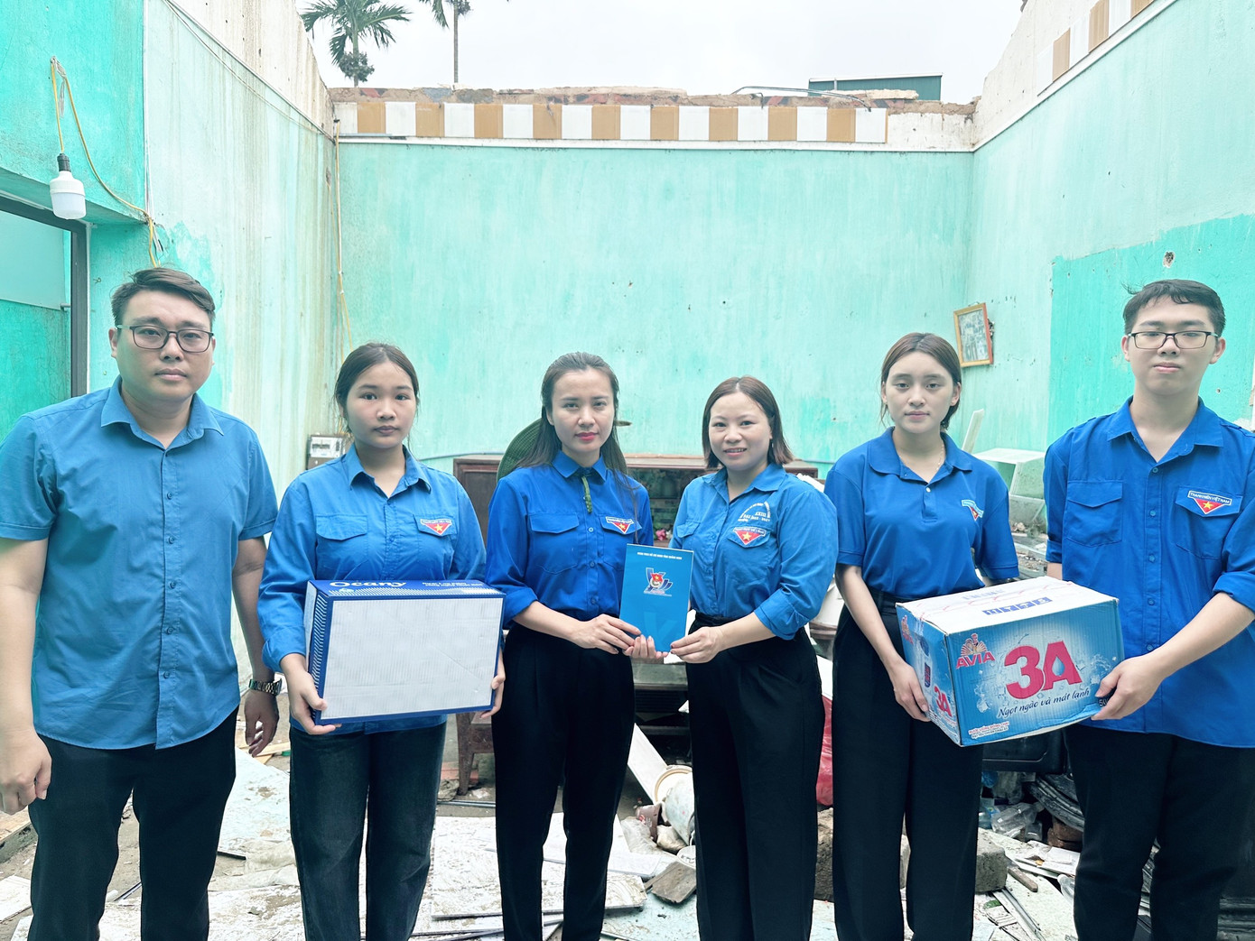 Thường trực Hội Sinh viên tỉnh Quảng Ninh tặng quà các đội hình tình nguyện.