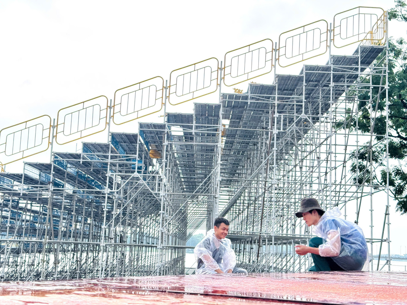 Khoảng 300 công nhân thi công trong điều kiện thời tiết thất thường. Khoảng 300 công nhân thi công trong điều kiện thời tiết thất thường.