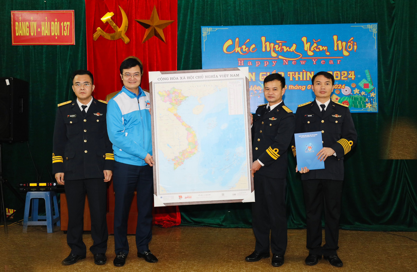 Bí thư thứ nhất T.Ư Đoàn Bùi Quang Huy tặng quà và Bản đồ Việt Nam cho cán bộ, chiến sĩ Hải đội 137. Bí thư thứ nhất T.Ư Đoàn Bùi Quang Huy tặng quà và Bản đồ Việt Nam cho cán bộ, chiến sĩ Hải đội 137.
