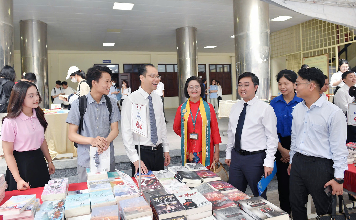 Các đại biểu tham dự chương trình.