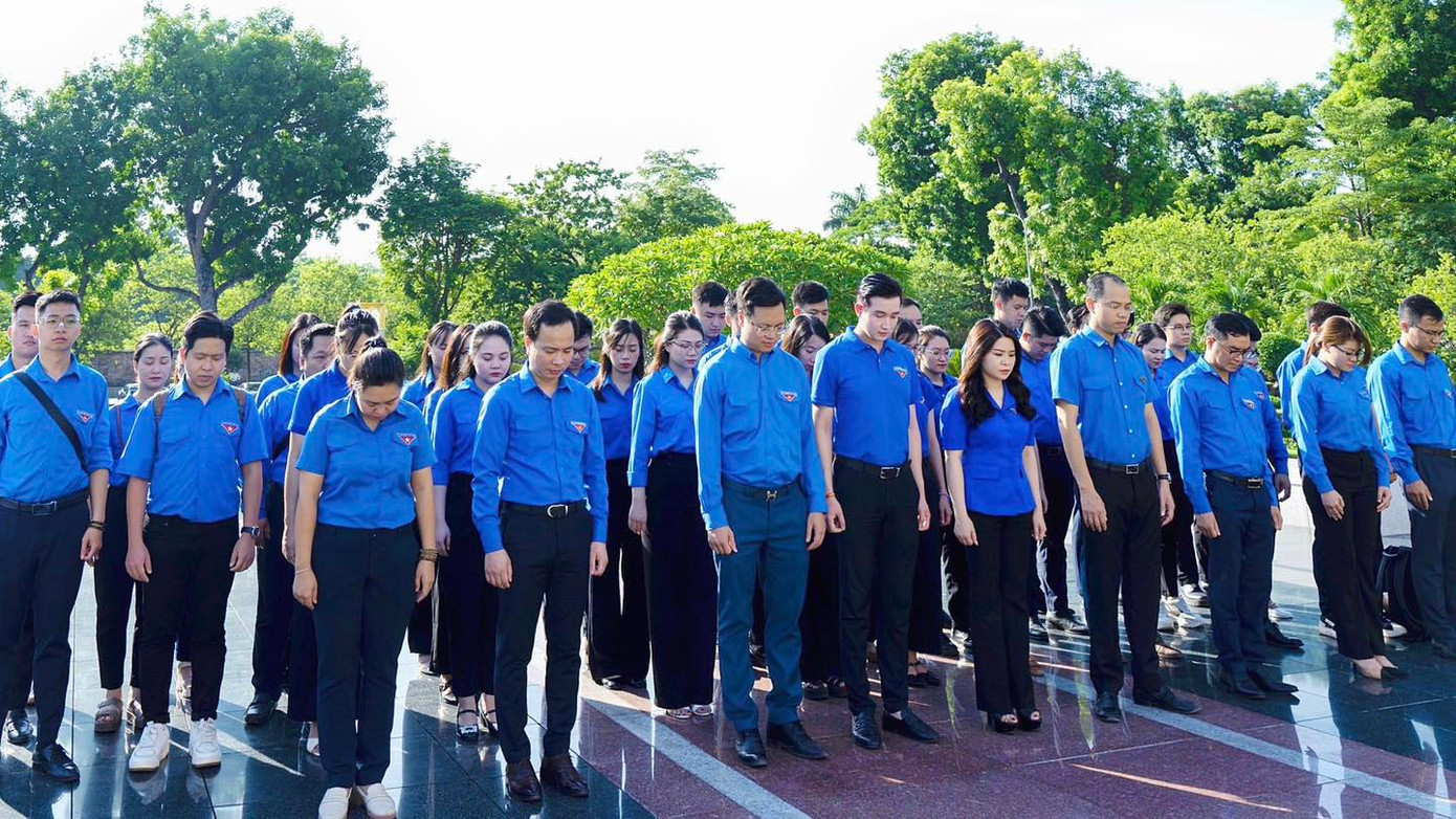 Các đại biểu thành kính tưởng nhớ các Anh hùng liệt sĩ. Các đại biểu thành kính tưởng nhớ các Anh hùng liệt sĩ.