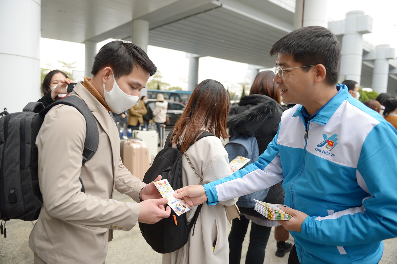 Anh Cù Đức Quân - Phó Chánh Văn phòng T.Ư Đoàn tặng quà tại chương trình. Anh Cù Đức Quân - Phó Chánh Văn phòng T.Ư Đoàn tặng quà tại chương trình.