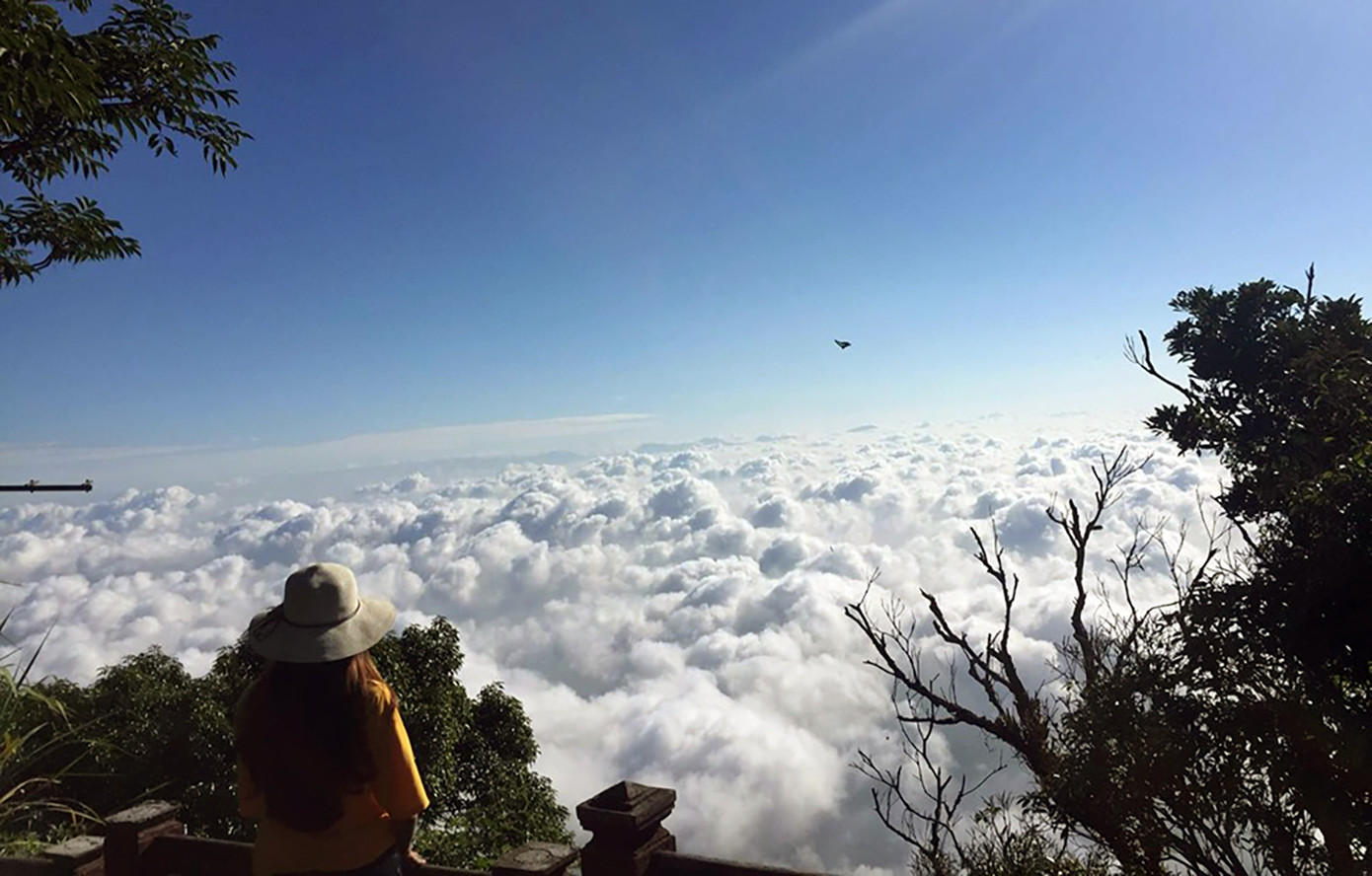 Đỉnh thiêng Ba Vì nằm giữa biển mây. Đỉnh thiêng Ba Vì nằm giữa biển mây.