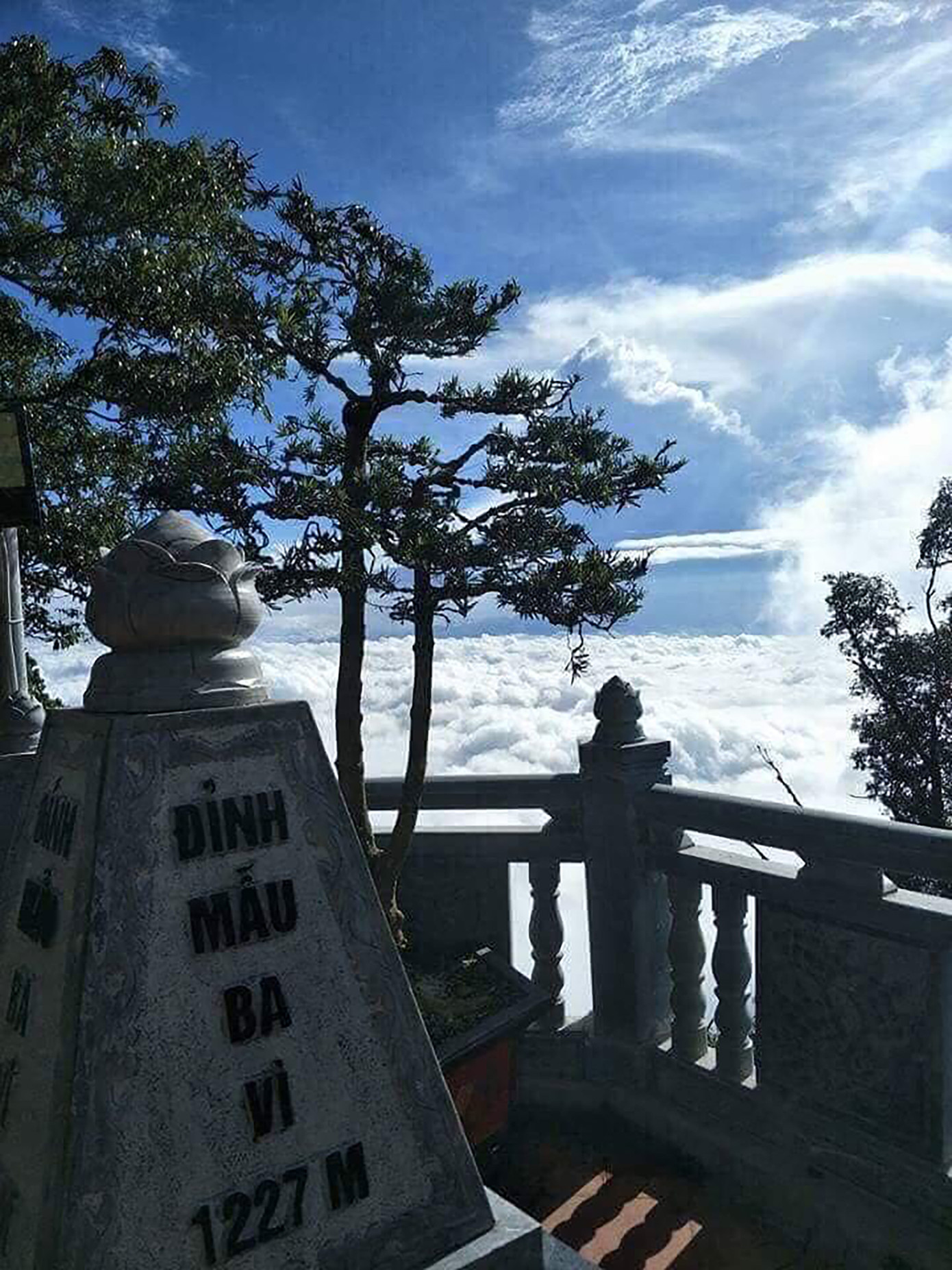 Đỉnh thiêng Ba Vì nằm giữa biển mây. Đỉnh thiêng Ba Vì nằm giữa biển mây.