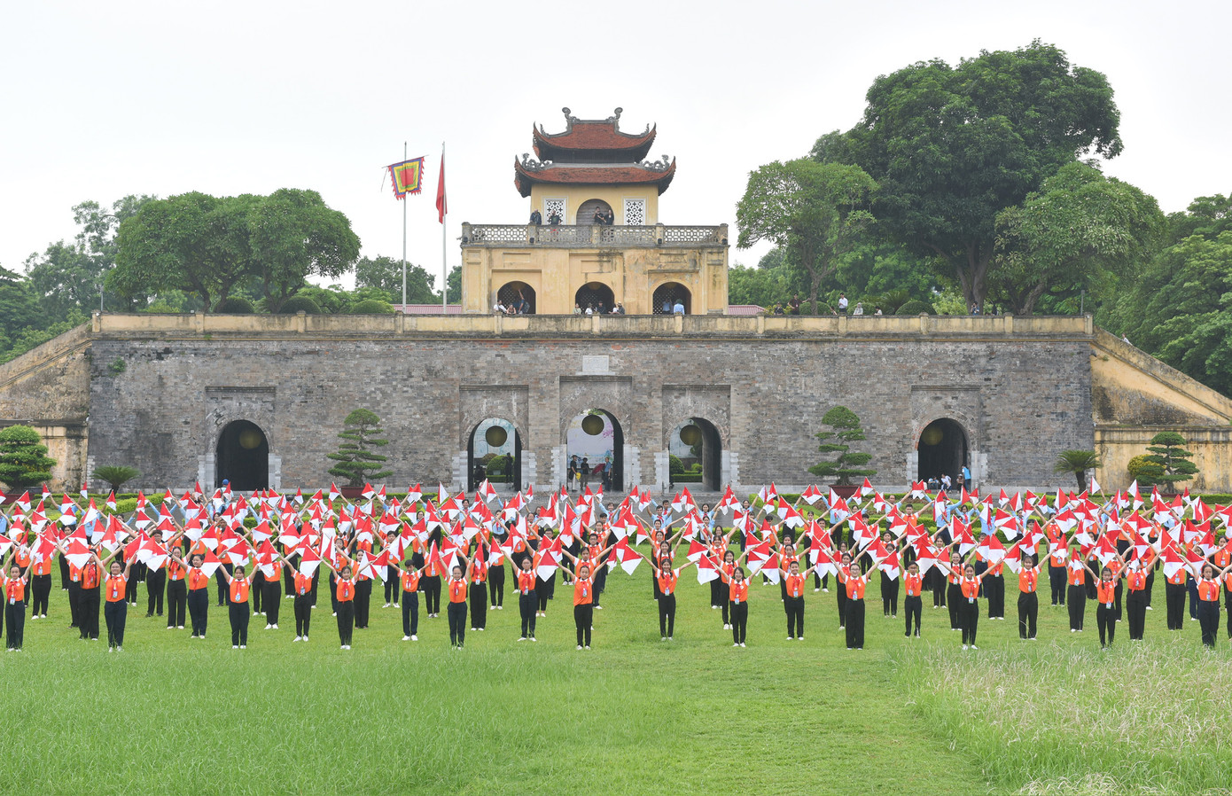 Sau Lễ thành lập Liên đội tạm thời diễn ra trang trọng tại Văn Miếu Quốc Tử Giám, hơn 300 anh chị phụ trách và các bạn Chỉ huy Đội đến từ 63 tỉnh, thành phố đã di chuyển về Khu di tích Hoàng Thành Thăng Long để cùng tham gia màn đồng diễn cờ Semaphore xác lập kỷ lục Việt Nam. Sau Lễ thành lập Liên đội tạm thời diễn ra trang trọng tại Văn Miếu Quốc Tử Giám, hơn 300 anh chị phụ trách và các bạn Chỉ huy Đội đến từ 63 tỉnh, thành phố đã di chuyển về Khu di tích Hoàng Thành Thăng Long để cùng tham gia màn đồng diễn cờ Semaphore xác lập kỷ lục Việt Nam.