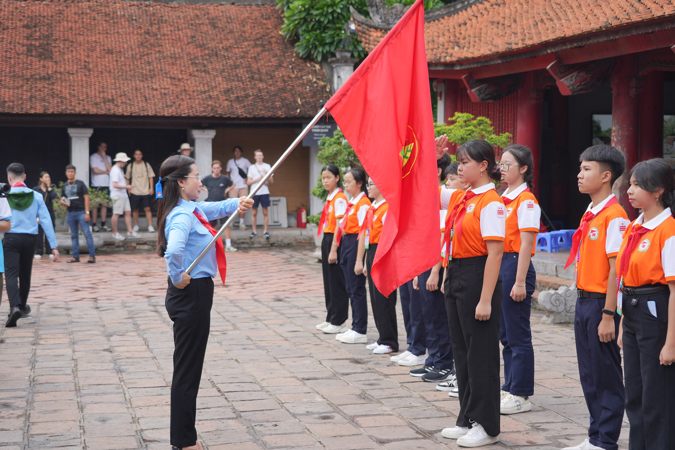 Màn đồng diễn được thực hiện trên nền nhạc bài hát “Nụ cười hồng” với thông điệp “Chỉ huy Đội giỏi 2023” đã được diễn ra đẹp mắt và ấn tượng. Màn đồng diễn được thực hiện trên nền nhạc bài hát “Nụ cười hồng” với thông điệp “Chỉ huy Đội giỏi 2023” đã được diễn ra đẹp mắt và ấn tượng.