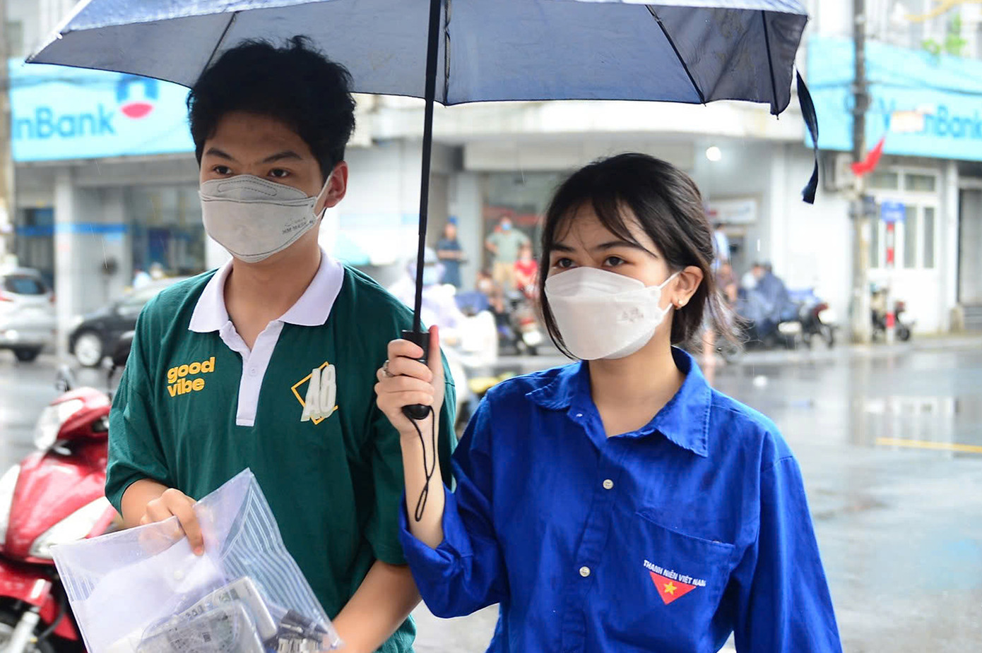 Lực lượng tình nguyện viên tham gia hỗ trợ thí sinh tham dự kỳ thi tốt nghiệp THPT 2024. Ảnh: DƯƠNG TRIỀU Lực lượng tình nguyện viên tham gia hỗ trợ thí sinh tham dự kỳ thi tốt nghiệp THPT 2024. Ảnh: DƯƠNG TRIỀU