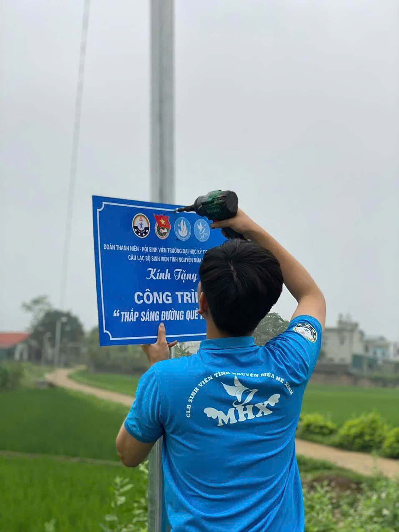 Sinh viên tình nguyện tham gia hỗ trợ công trình Thắp sáng đường quê. Sinh viên tình nguyện tham gia hỗ trợ công trình Thắp sáng đường quê.