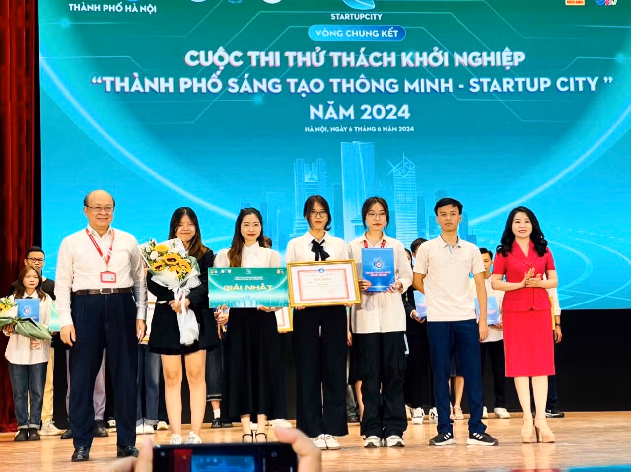 Ban Tổ chức trao giải Nhất cho nhóm dự án đến từ trường ĐH Kinh tế Quốc dân.