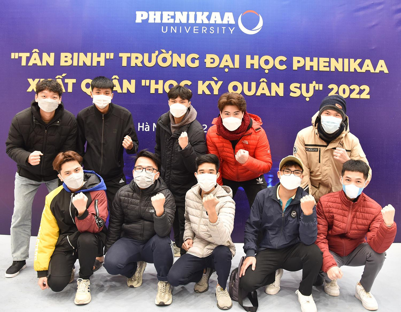 Những "tân sinh viên" lần đầu gặp nhau sau thời gian dài học online.