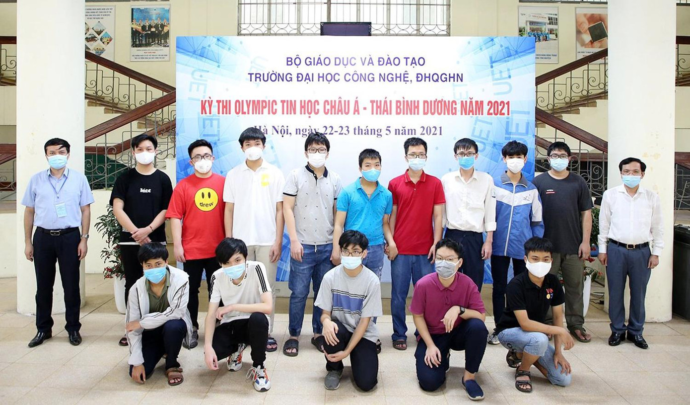 Lãnh đạo Bộ GD - ĐT chúc mừng đội tuyển Việt Nam tại cuộc thi Olympic Tin học Châu Á - Thái Bình Dương.