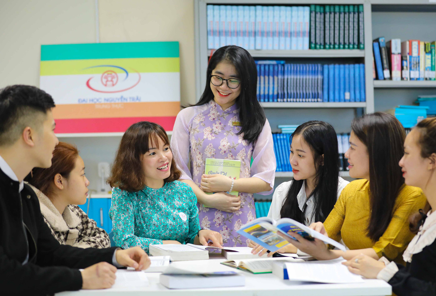 Nữ giảng viên giảng bài trong trang phục truyền thống. Ảnh: DƯƠNG TRIỀU